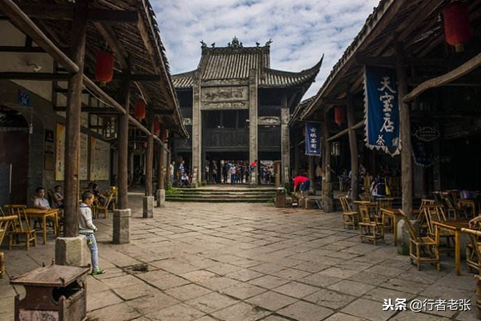 山顶一只船，其实它是一格形状像船的小镇