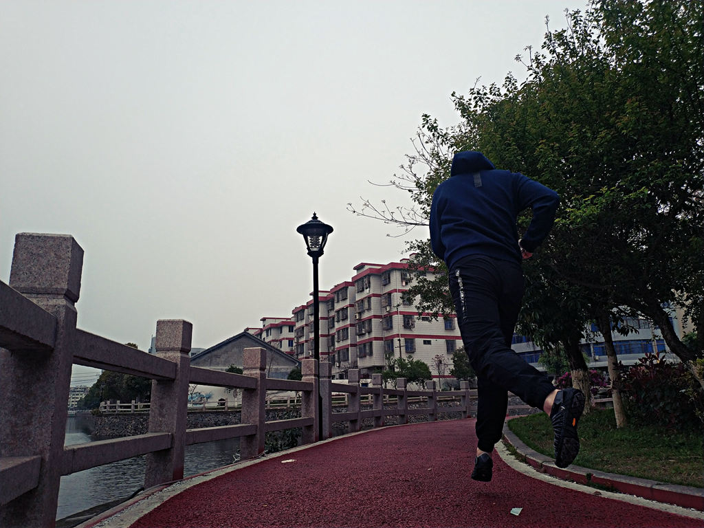 奇怪而又舒适：VibramFuroshiki包裹鞋体验