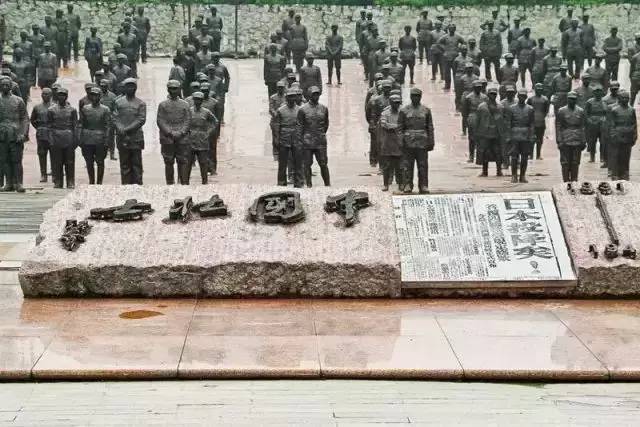 嫌工资低辞职光脚坐在火车站,成都市副市长辞职