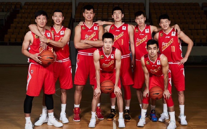 山东男篮真落后了，八一18岁小将很惊艳，脸上青春痘还没消退