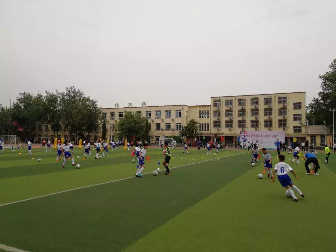 中国媒体团考察,探访全国足球特色学校