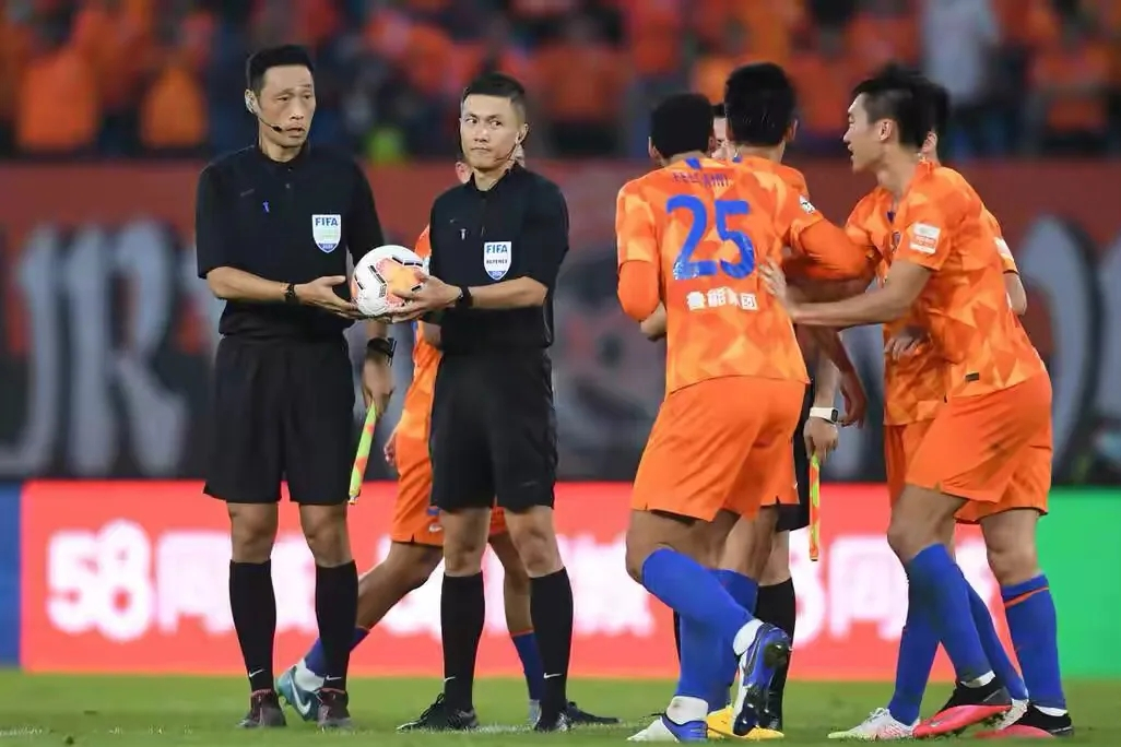 韩国名哨var马宁再次抢镜,李欣董路解说上港