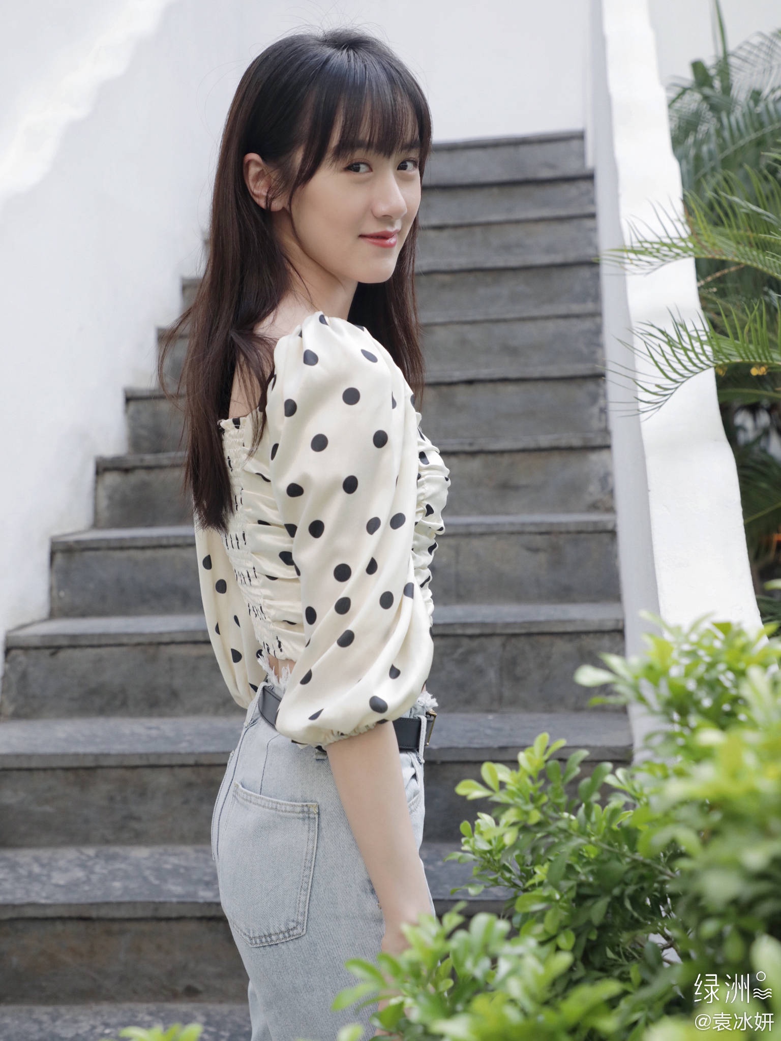 袁冰妍红色一字裙造型图片,袁冰妍粉色吊带中长款花色旗袍裙