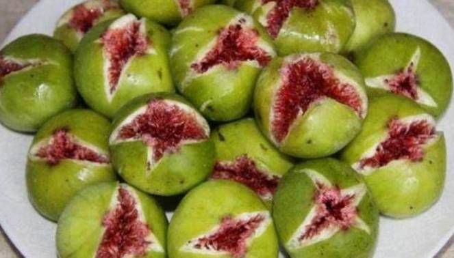 女子送千元生日礼物，闺蜜拿“烂水果”招待，女子吃过后乐坏了