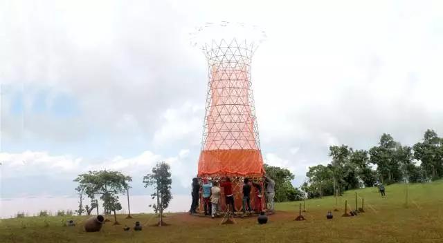 设计师在非洲做了个花篮，用来向天空借水