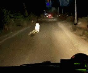 戴在脖子上的气囊,安全气囊弹出手会受伤吗