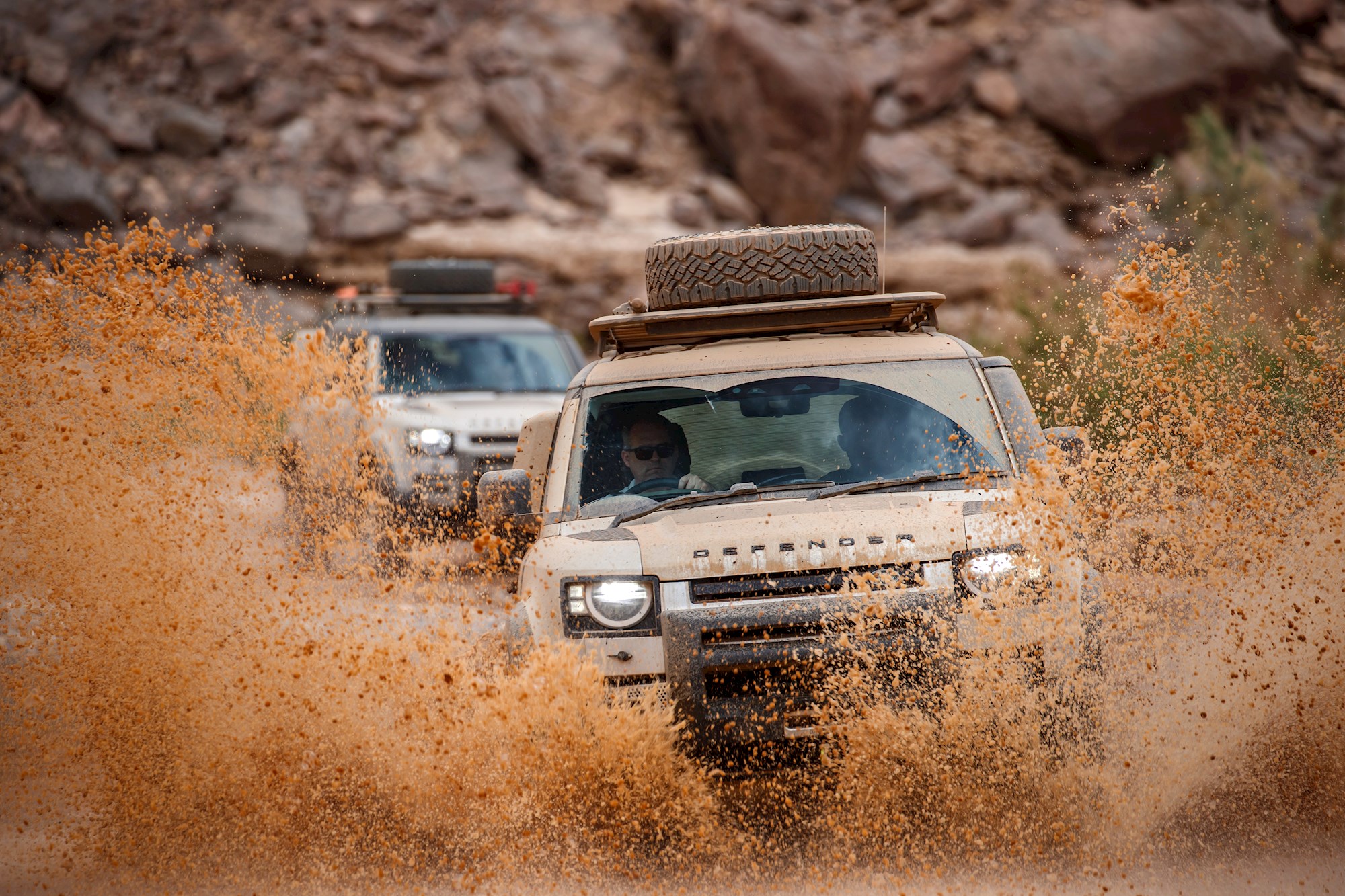 非洲三天“魔鬼”拉练，看海外编辑如何评价新一代路虎卫士