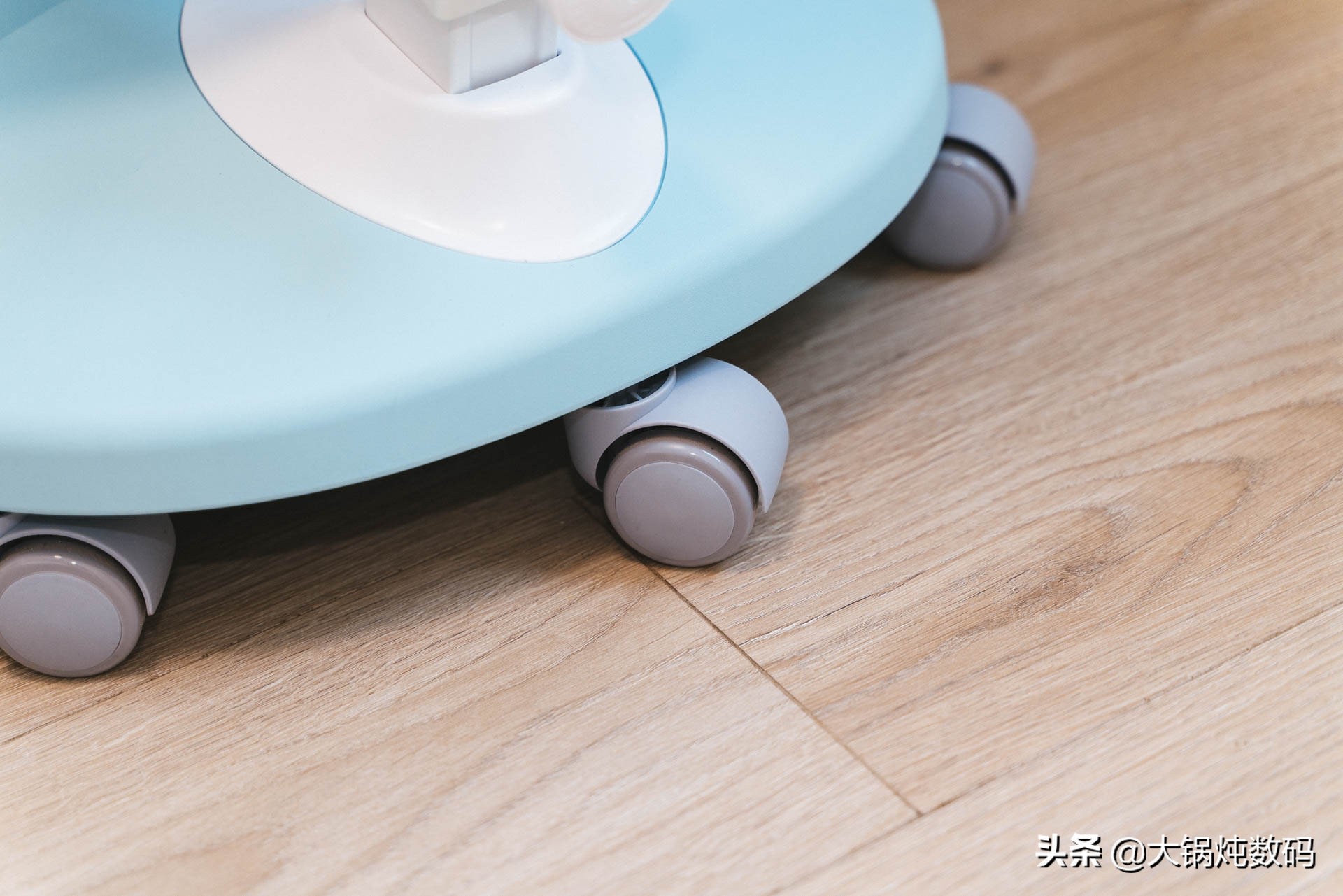 黑白调儿童学习桌星空款,儿童学习桌到底是不是智商税