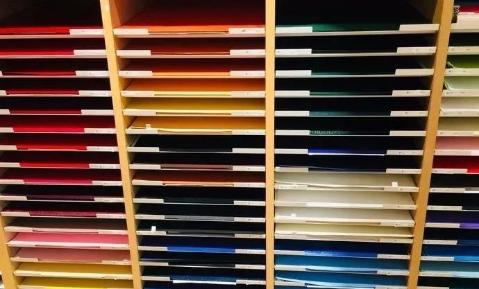 现在，全靠霓虹文具给我带来工作的归属感