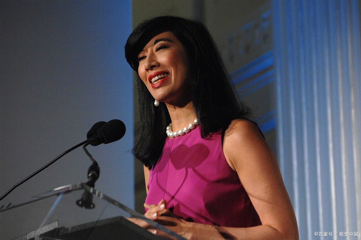 今天我们来认识一位杰出女性，雅芳首位华裔CEO钟彬娴