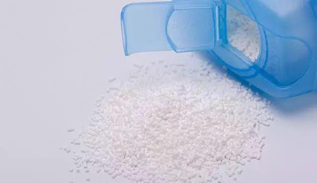 发黄的衣服怎么洗掉,潮湿发黄的衣服还能洗干净吗