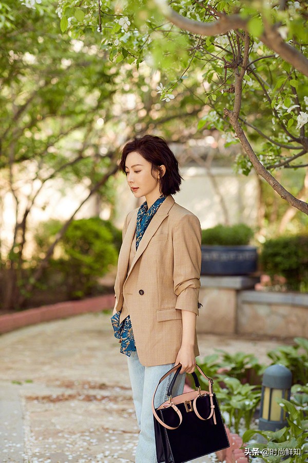 什么外套好看又不显腿短,显腿细的短款外套