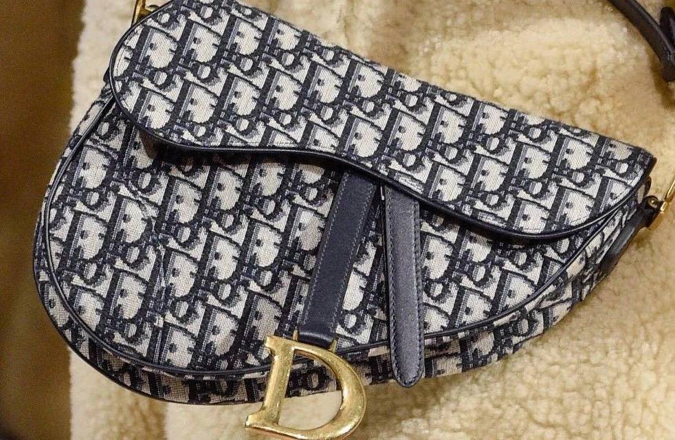 迪奥马鞍包黑皮王俊凯,王俊凯同款迪奥马鞍包