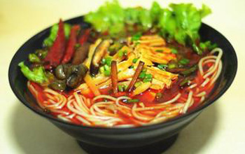 螺蛳粉要泡来煮还是直接煮,煮螺蛳粉是在水开之前下还是之后