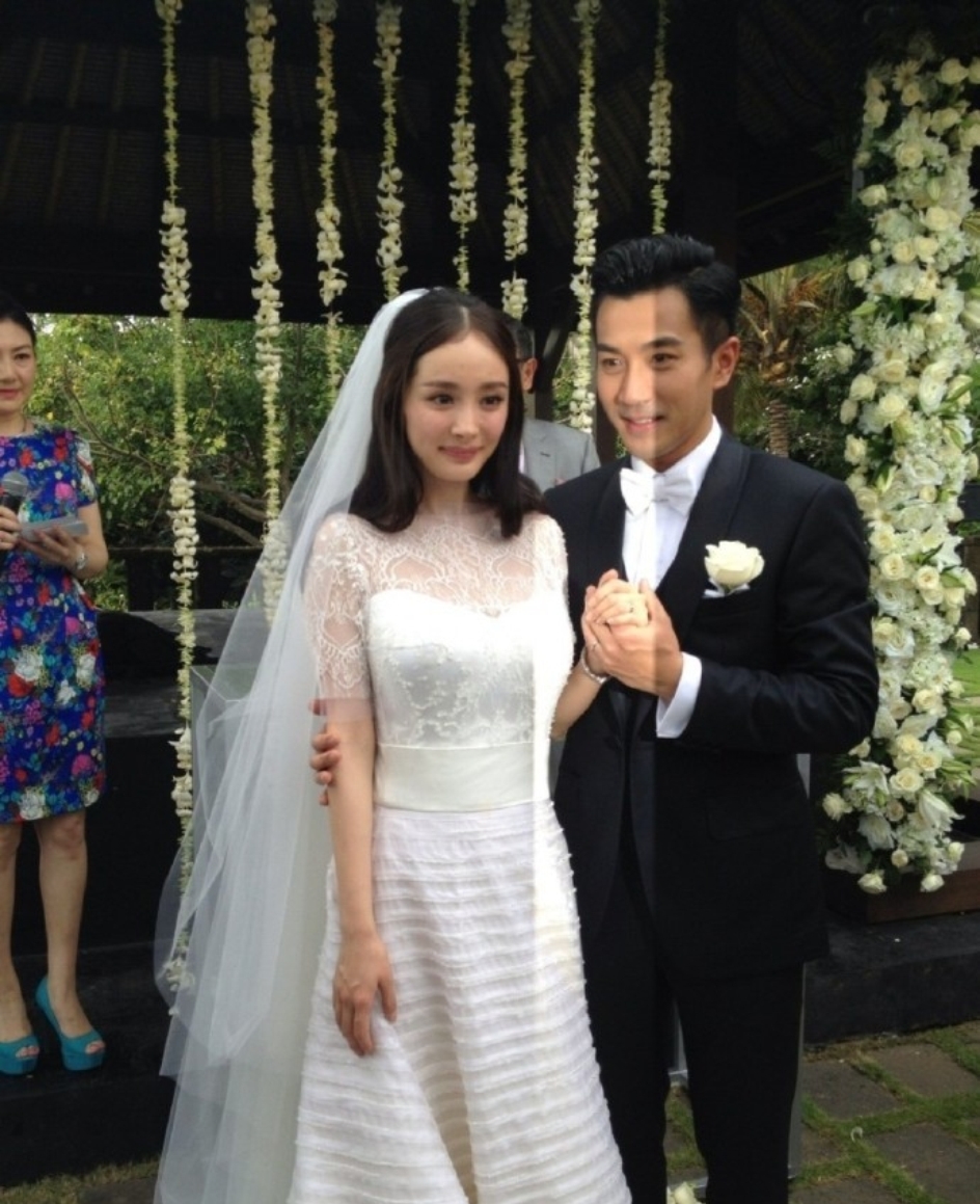 昆凌和唐嫣的婚纱哪个更好看,明星婚纱郭碧婷