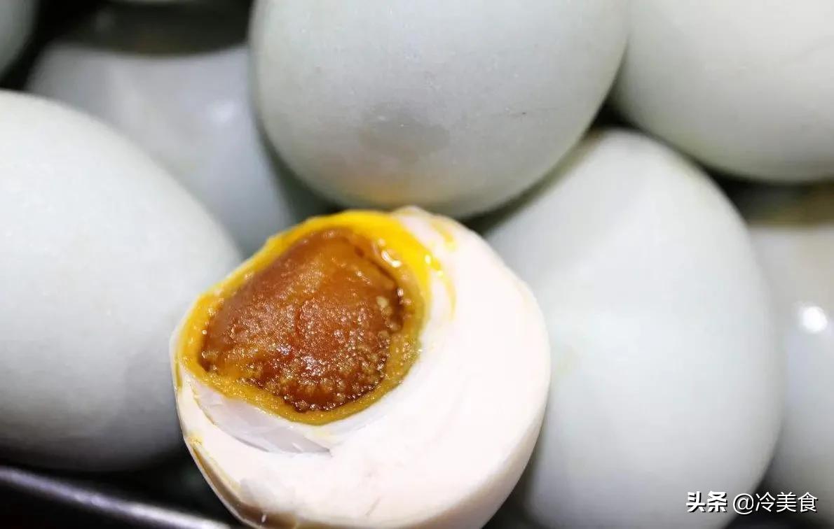 腌鸭蛋出油还不咸最好的简单方法,如何腌咸鸭蛋快速出油的办法