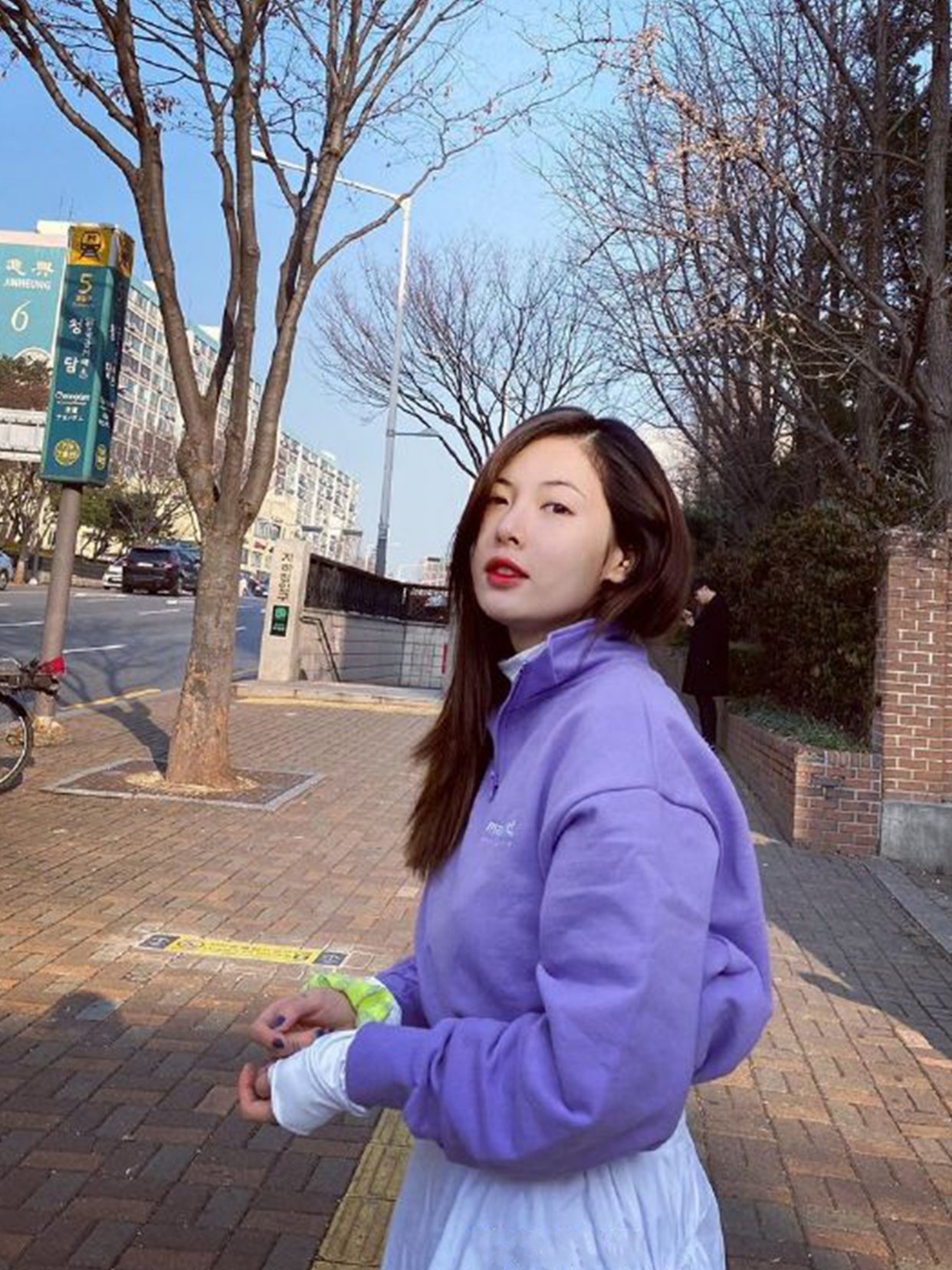 泫雅私服高清图片,泫雅晒照穿休闲风难掩好身材