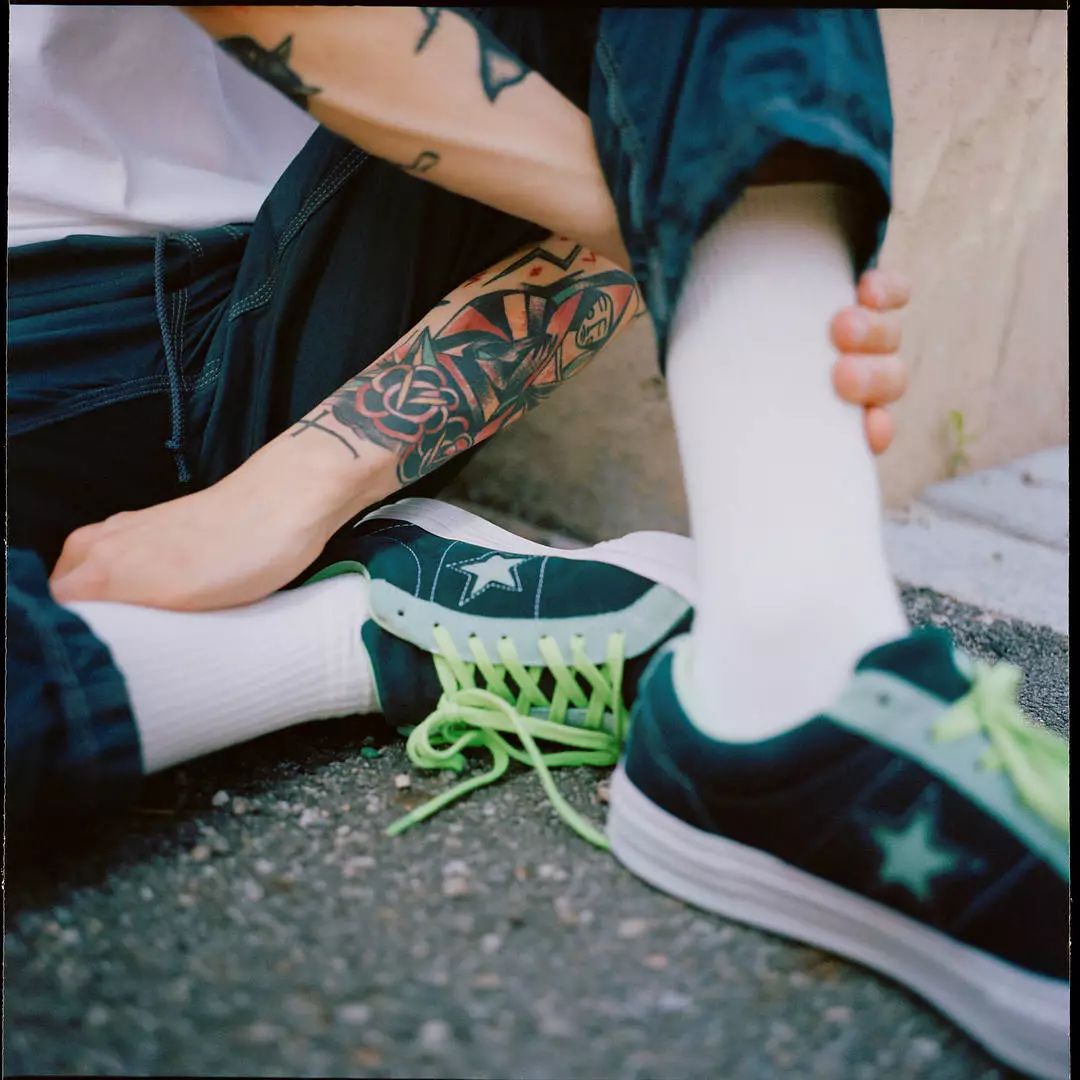 欧阳娜娜穿匡威经典款,匡威高帮帆布鞋欧阳娜娜