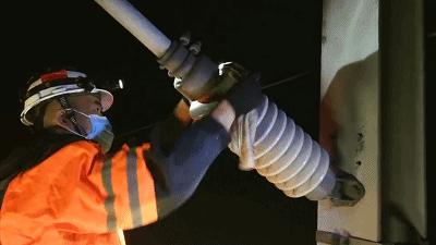 他们为14万支绝缘子集体“洗澡”