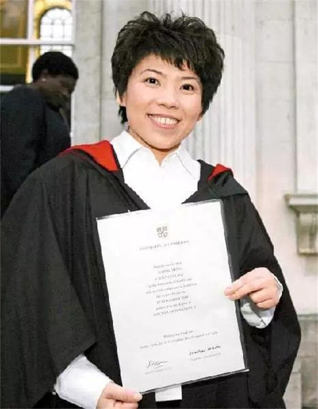 郎平轻声说：“醒醒，我们的小睡神。”为什么朱婷那么爱睡呢？