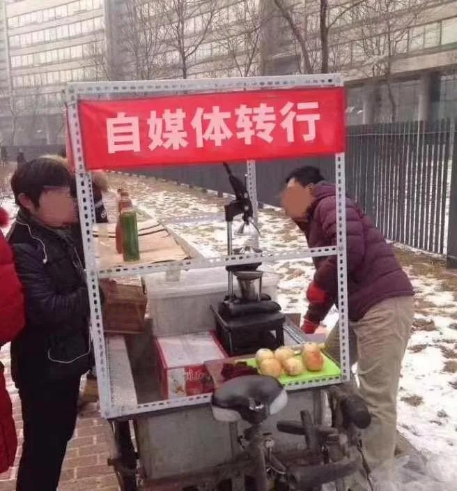 假鞋贩子隔空给黑人兄弟送补给,全球开启“地摊经济”模式