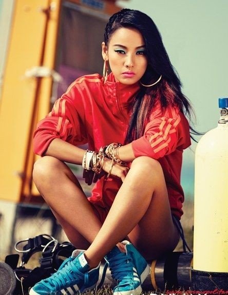 李孝利黑色开叉裙,李孝利穿摩登连衣裙