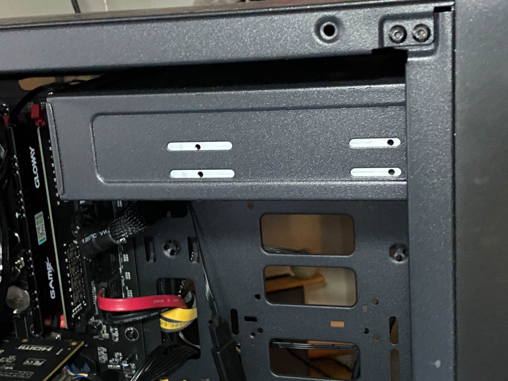 侧透机箱能装光驱,外置光驱在机箱外面放置的光驱