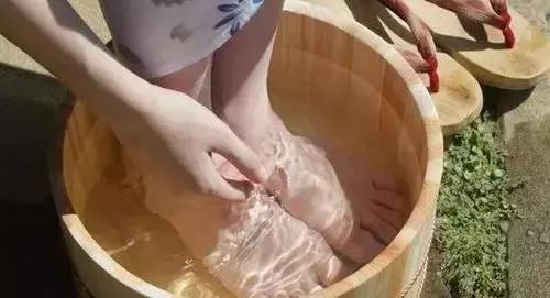 腿上有蚯蚓纹怎么回事,腿上出现蚯蚓似的纹路是怎么回事