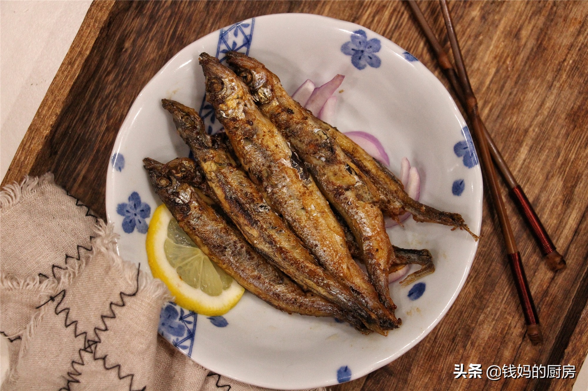 每次去超市碰到这鱼都会买，2元1条，煎一煎下酒真的很香