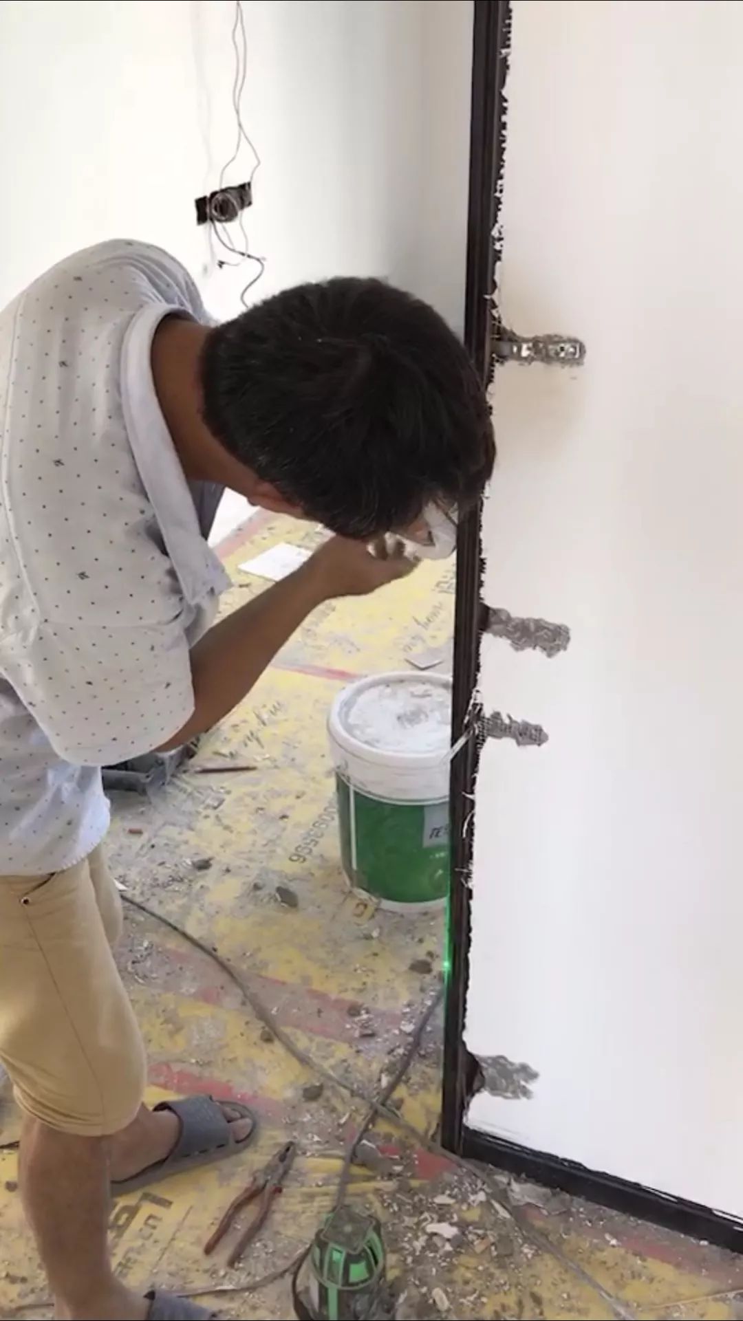 先装门还是先贴壁布呢,先装门还是先贴壁纸