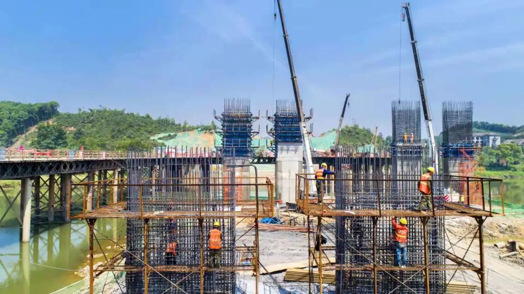 不惧高温坚守一线,无惧高温烤验坚守一线