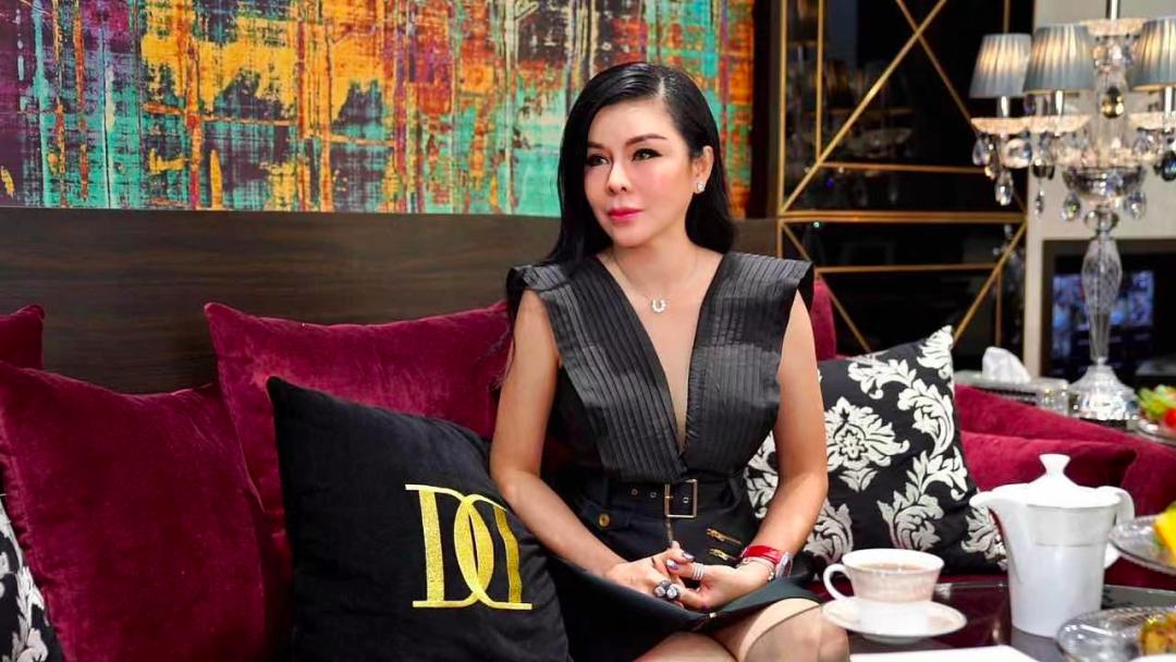 关之琳香港佳士得珠宝 (关之琳戴天价珠宝)