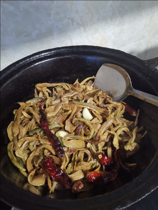 铁锅可以煮咸菜吗,用铁锅烀萝卜缨子咸菜