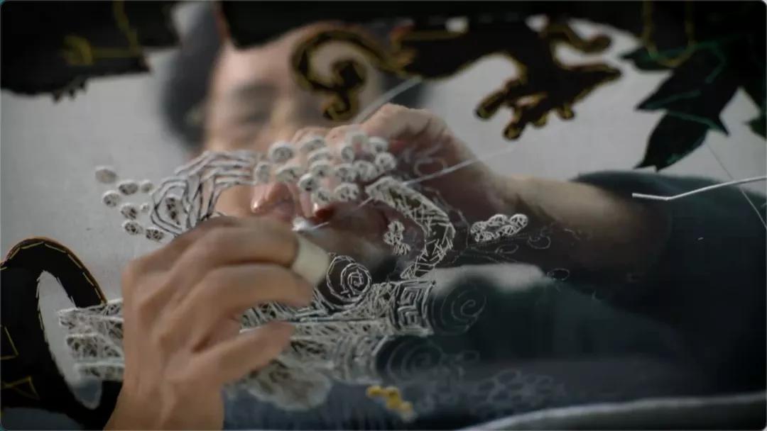 一座是工艺“潮”城，一座是设计“潮”城：潮绣的华丽转身