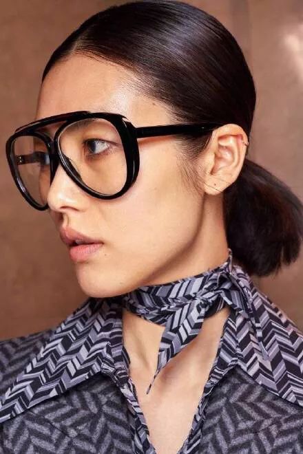 跨越半世纪的经典搭配王丝巾，这都当衣服穿了？