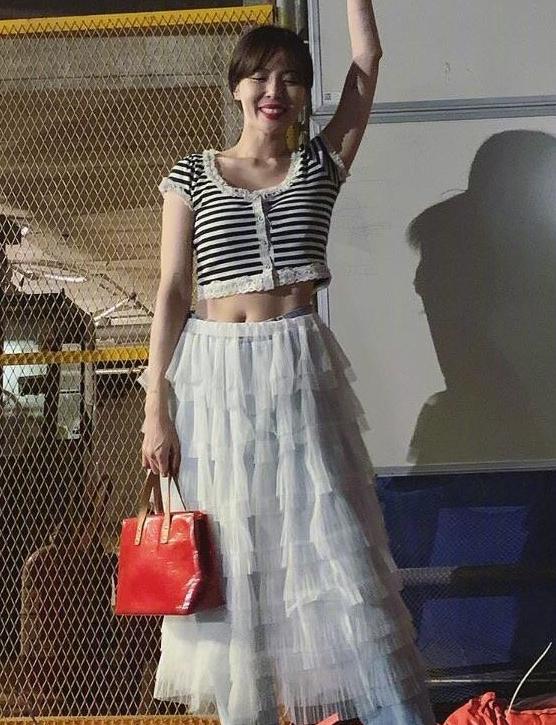 泫雅黑色衣服,泫雅穿红卫衣