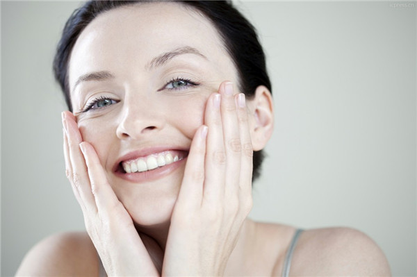 洗完脸后皮肤干燥起皮怎么办,洗完脸皮肤干燥有什么小妙招