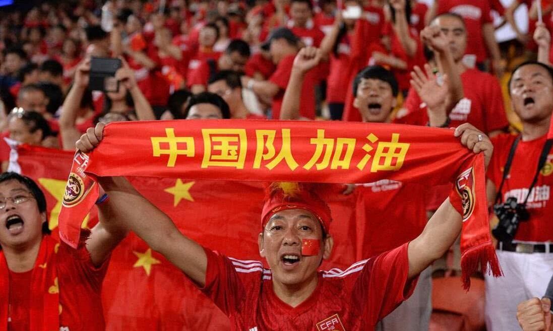 包机包酒店包厨师，女排更衣室吃饭团充饥，中国男足该争口气了