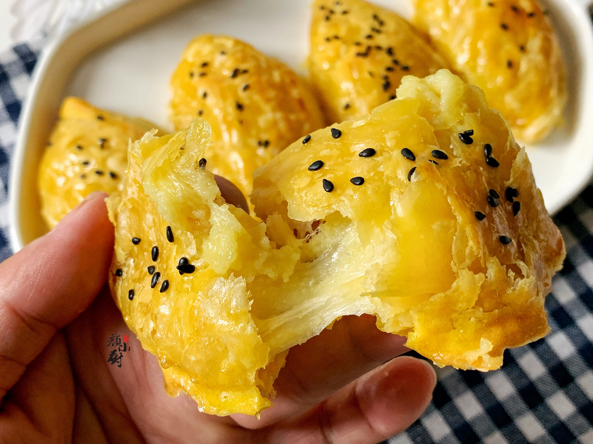 简单很好吃的榴莲酥做法,用蛋挞皮和榴莲做榴莲酥