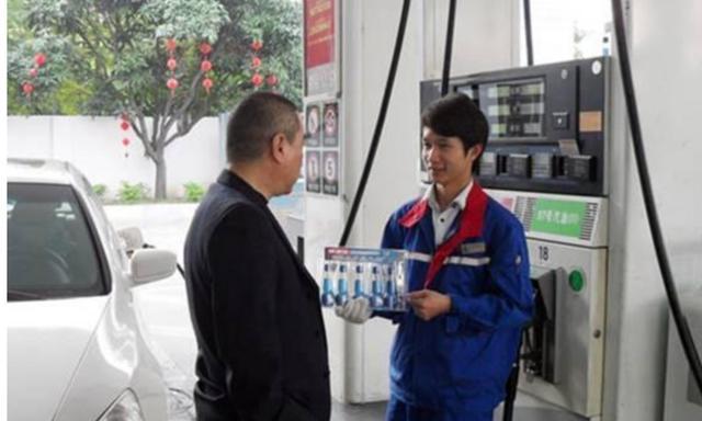 油箱打开有气冲出怎么解决,油箱打开盖会有气是怎么回事