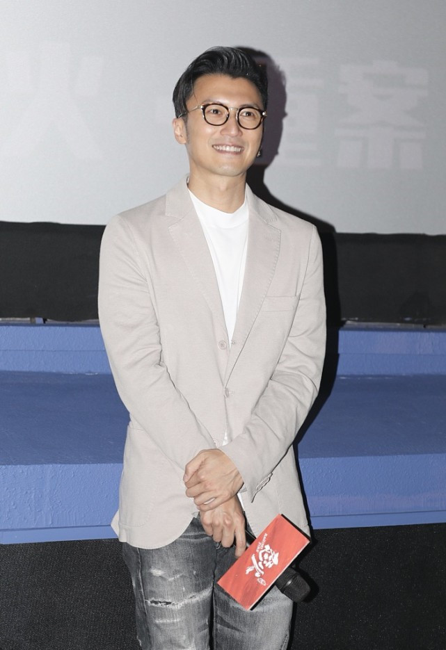 谢霆锋穿休闲西服搭牛仔裤,谢霆锋穿牛仔裤什么牌子的