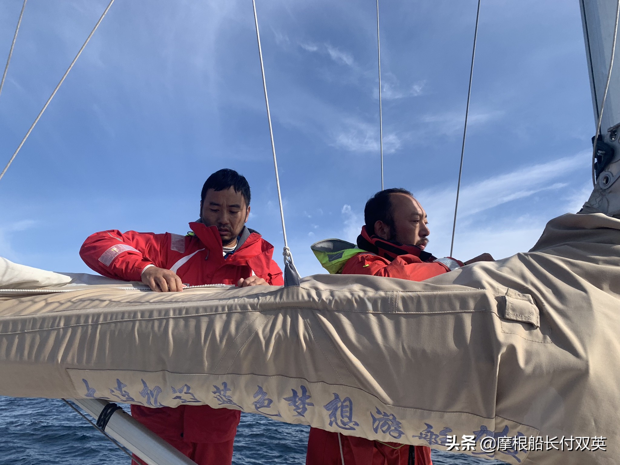 帆船航行遇到恶劣天气怎么办,帆船遇到大风需要把帆放下来吗