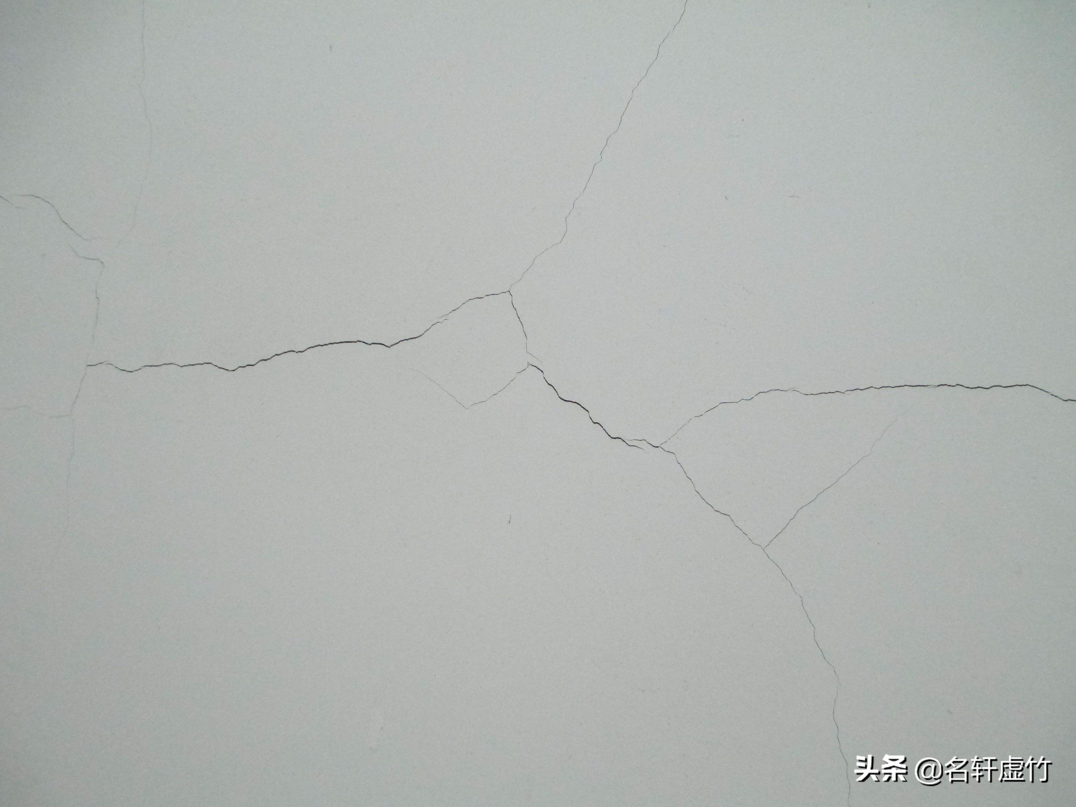 天花板墙体脱皮是什么原因,天花板发霉空鼓起皮什么原因