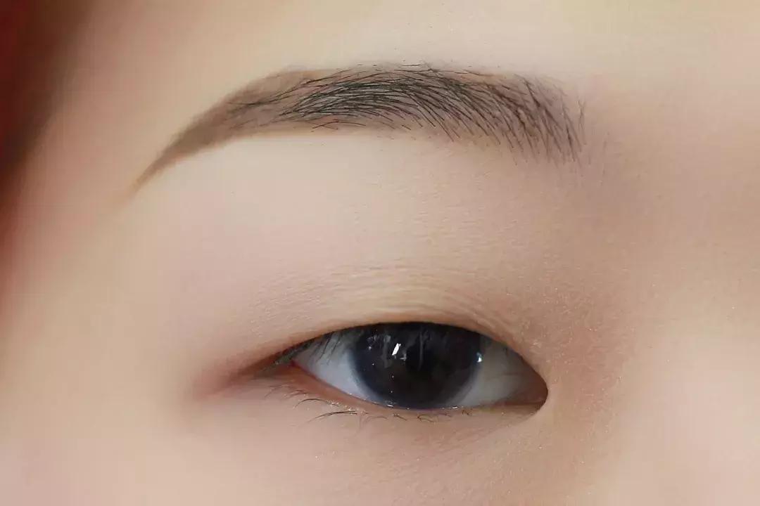 眼影怎么画新手简单又好看不显脏,日常眼影怎么画新手简单又好看