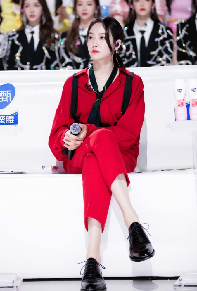 宋茜西装外套搭牛仔裤,宋茜贝雷帽配格纹大衣