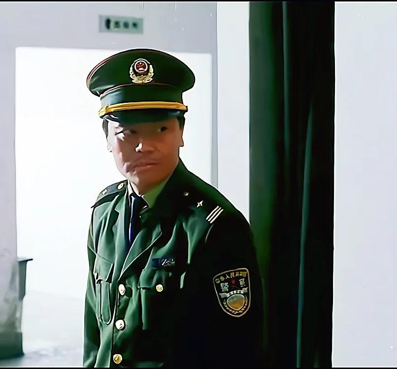 70年代穿白色警服的警察一身正气,监狱警察警服变迁史