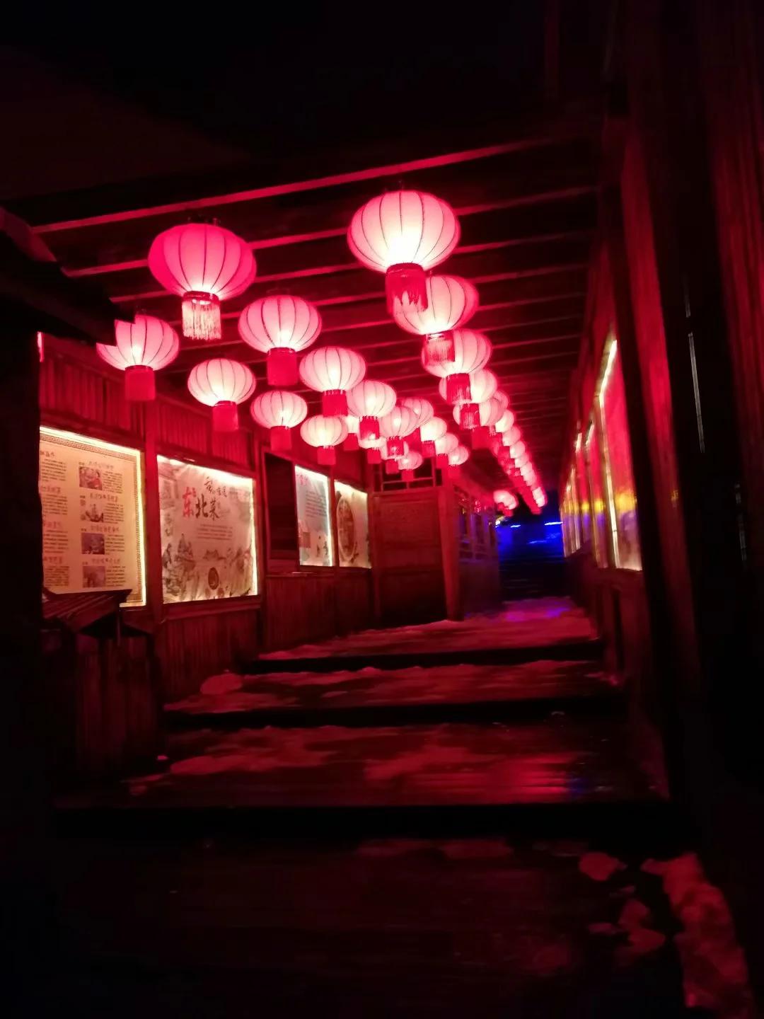 小小双峰冷凝紫气，壮美山河雪掩行踪