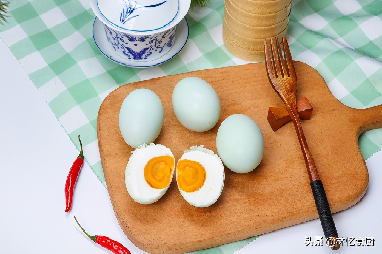 简单腌咸蛋出油最好的方法,腌咸蛋个个出油小妙招