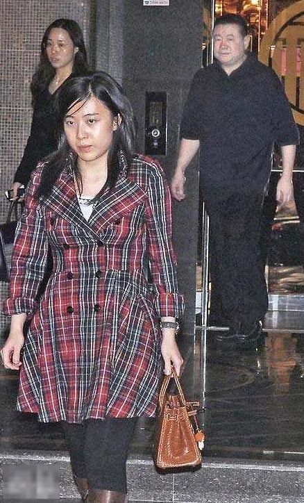 甩掉刘銮雄的爱马仕，甘比已在豪门当家做主，大局已定气势足？