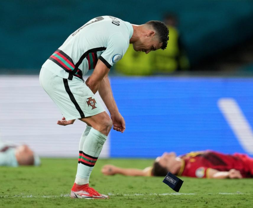 c罗高高跃起头球把球砸向了球门,c罗脱下队长袖标怒摔草坪上